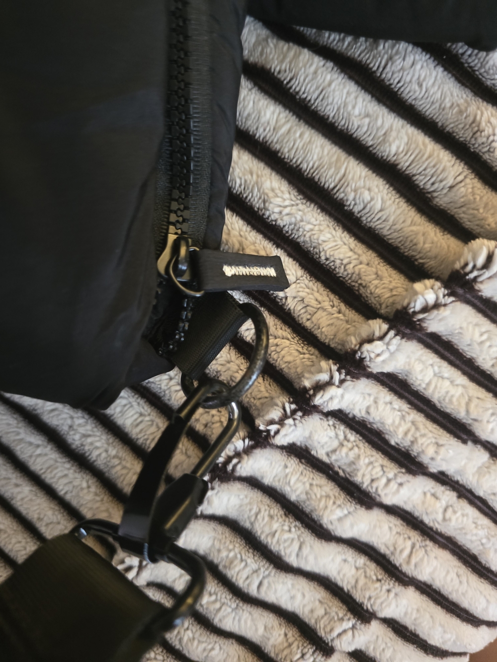 WILO Black Quilted Tote/Travel Puffer Bag With Spiral Pattern - Picture 5 of 10